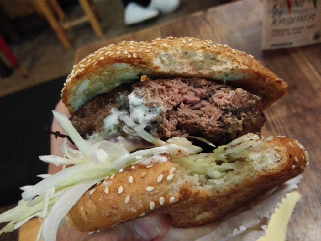 Saftig medium der Bluecheese Burger im Dereku Burger Tallinn