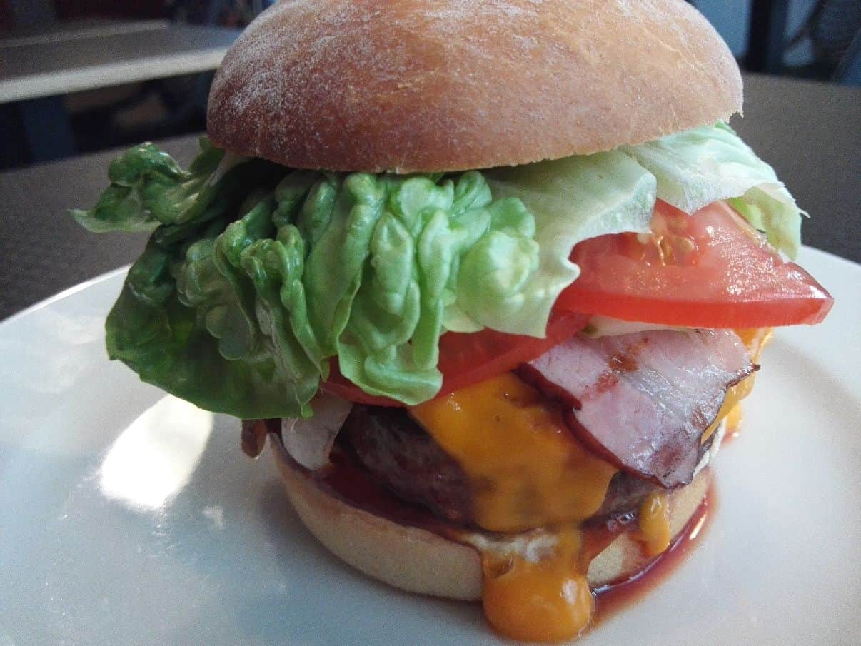 BBQ Burger mit zuviel Salat im Burger Corner Riga