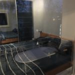 Im Fenster spiegelt sich einwandfrei das Zimmer wieder jetzt :)