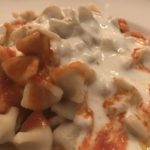 Nahaufnahme der Manti - Hackfleisch gefüllte Maultaschen nach türkischer Art mit Knoblauchjoghurtsauce und Butter im Taverna Yol Stuttgart