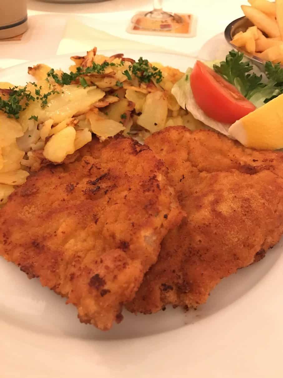 Schnitzel mit Bratkartoffeln in der Gaststätte Apostel Stuttgart