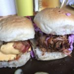 Sliders: Links Birdhouse, rechts Pulled Pork im The Bird Express Berlin