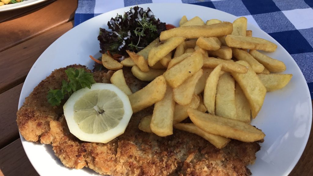 Oskar’s Original Schweineschnitzel mit Brez´nmehl paniert und in Butterschmalz rausgebraten, dazu Pommes (alternativ dazu hätte es auch Kartoffelsalat gegeben)