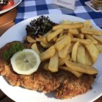 Oskar’s Original Schweineschnitzel mit Brez´nmehl paniert und in Butterschmalz rausgebraten, dazu Pommes (alternativ dazu hätte es auch Kartoffelsalat gegeben)
