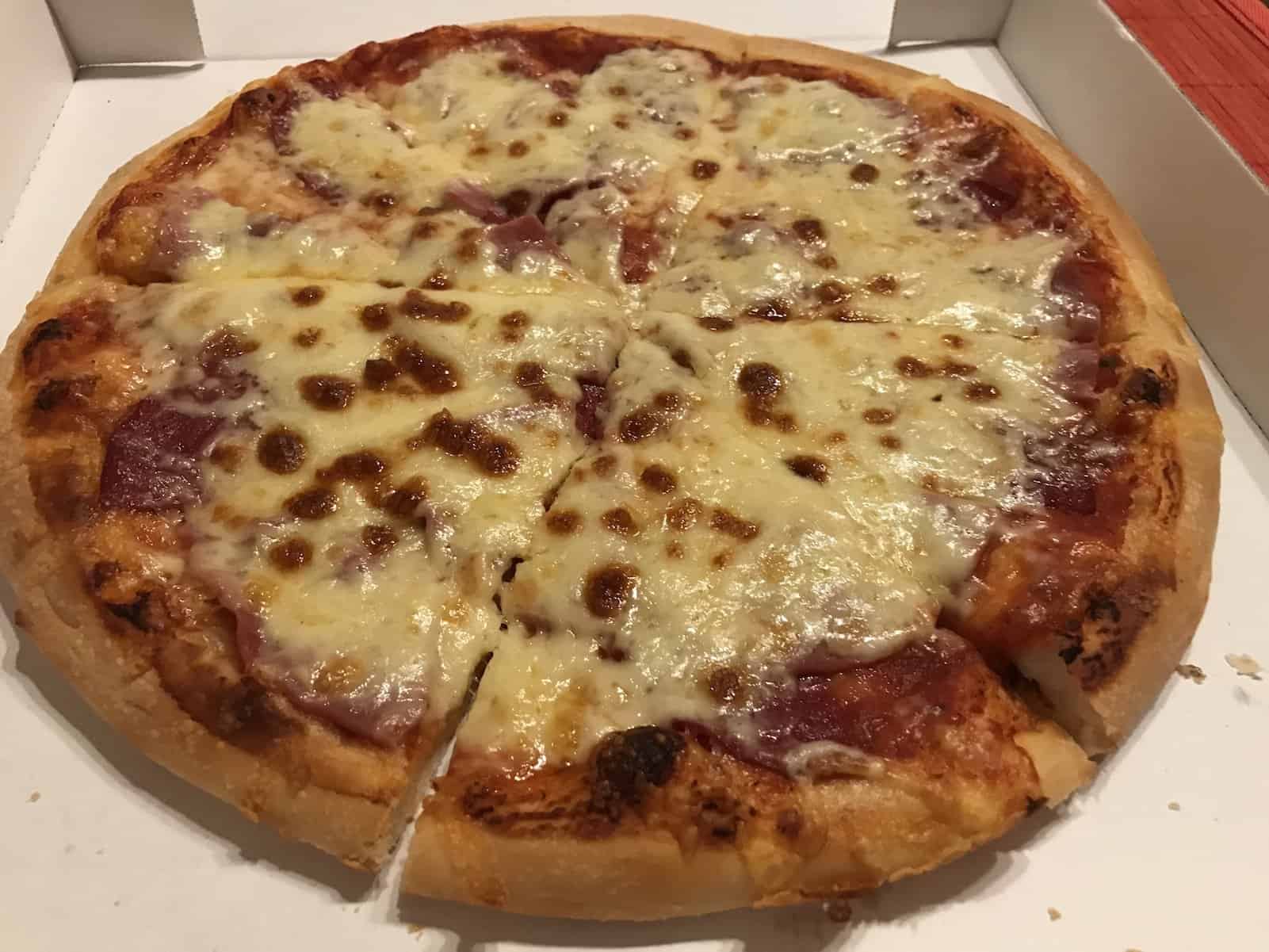 Pizza Salami von Big Gago Stuttgart mit zusätzlich Schinken und Mozarella im Pizza Lieferdienst Test
