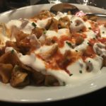 Manti (Teigtaschen mit Hackfleisch gefüllt) in Tomatensosse und mit Knoblauchjogurt