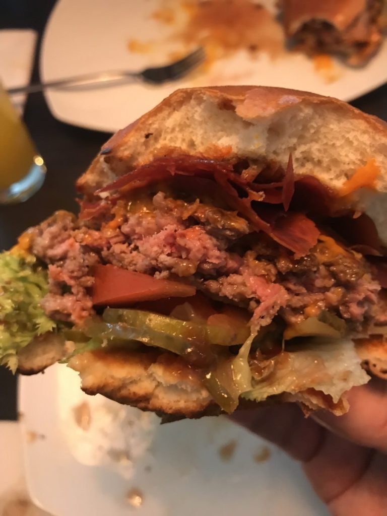 Perfekt medium mein Burger bei Bo's Burger & Bar