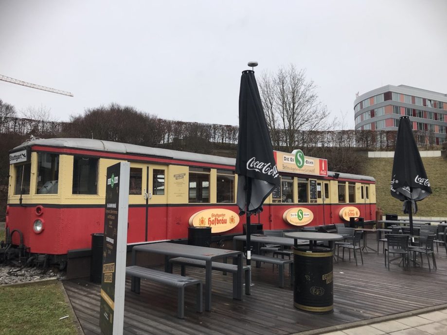 Currywurst am Stuttgarter Flughafen Das EsSBahn Hubert