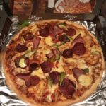 Pizza Salami mit zusätzlich Sucuk, Peperoniwurst, Schinken, Parika und Gouda