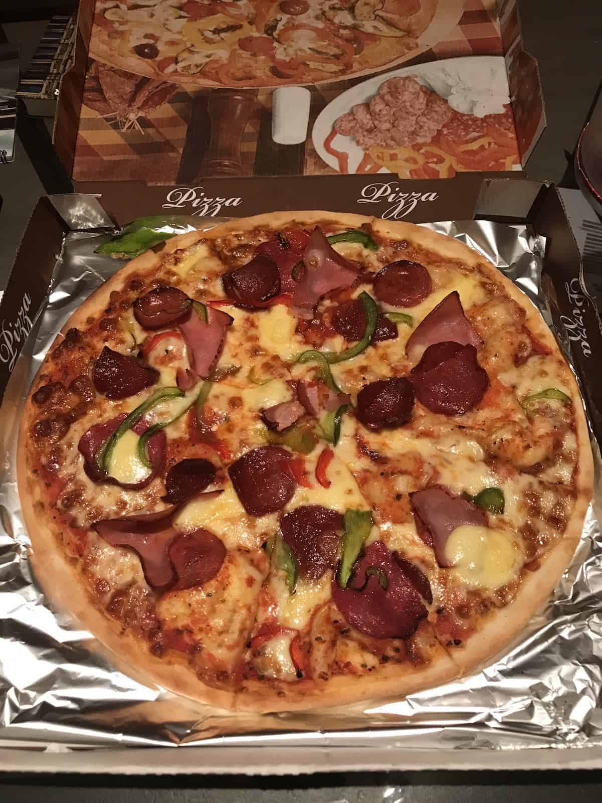 Pizza Krusty Salami mit zusätzlich Sucuk, Peperoniwurst, Schinken, Parika und Gouda