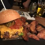 Beefburger mit Wedges im Restaurant 87 Bad Cannstatt