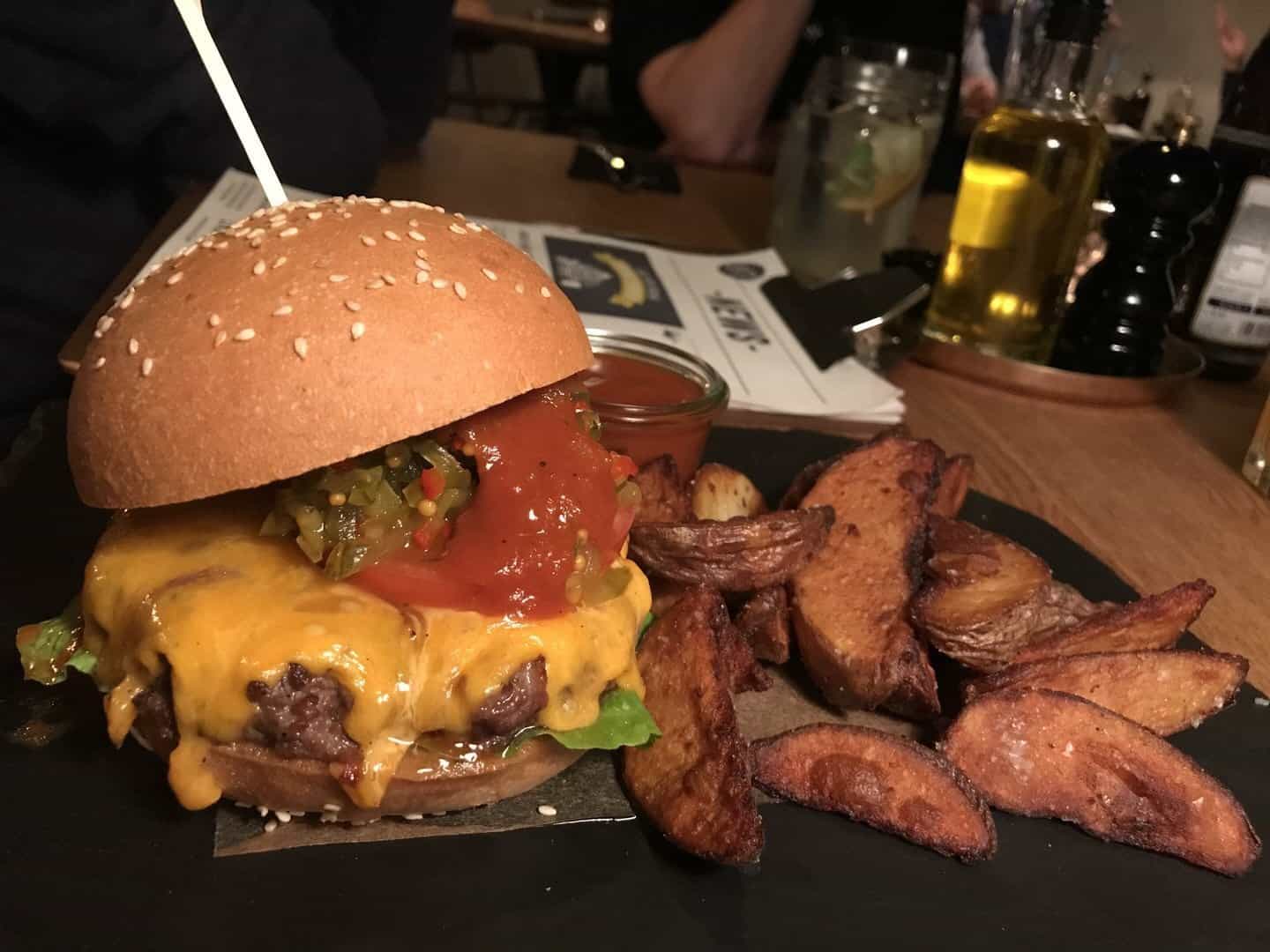 Beefburger mit Wedges im Restaurant 87 Bad Cannstatt