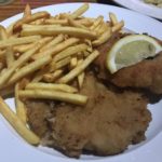 Schnitzel mit Pommes im Bernstein Stuttgart
