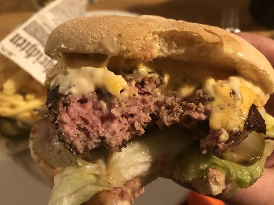 Und tataaaaa - ein perfekt medium gebratener Cheeseburger bei Andies Küche auf dem Burgholzhof Stuttgart