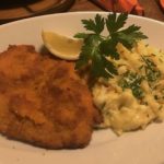 Schweineschnitzel Wiener Art mit Kässpätzle in der Weinstube Klösterle in Stuttgart Bad Cannstatt