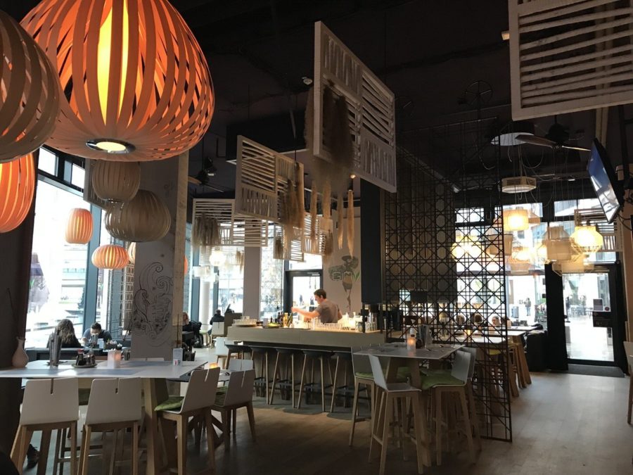 Die Bar im GinYuu, wo auch die Drinks für die Happy Hour zubereitet werden. Hinten rechts ist der Eingang ins GinYuu