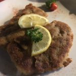 Zwei Schnitzel vom Schwein in der Weinstube Viertelesschlotzer in Stuttgart
