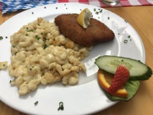 Cordon Bleu mit Kässpätzle statt Schnitzel im Allgäuer Stüble in Stuttgart