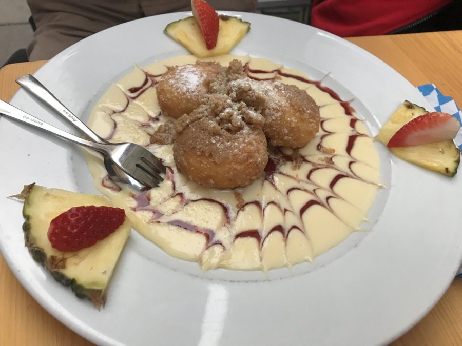 Nachtisch im Allgäuer Stüble: Marillenknödel mit Butterbrösel auf Vanillesoße
