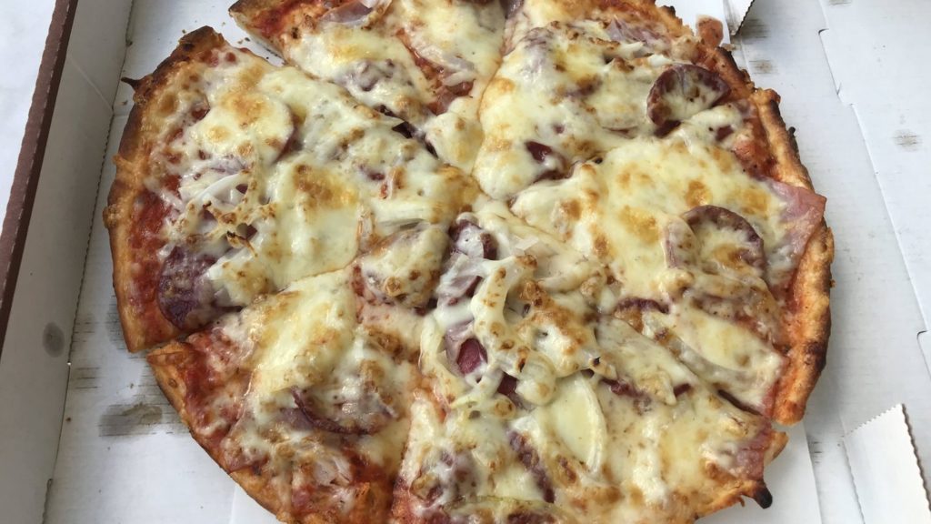 Pizza mit Salami, Hinterschinken, Sucuk, Zwiebeln und Extra-Käse vom Pizza-Express Leone in Weilimdorf (Wolfbusch)