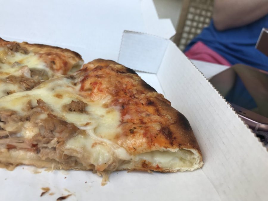 Käserand der Thunfischpizza vom Pizza-Express Leone