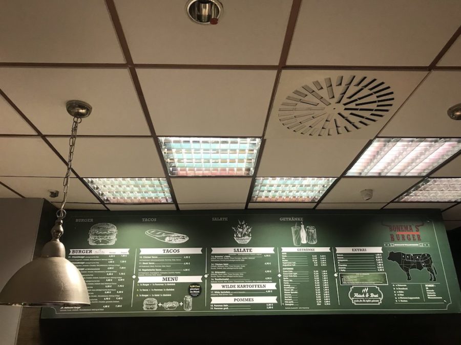 Burger Speisekarte über der offenen Theke im Bonema's Waiblingen