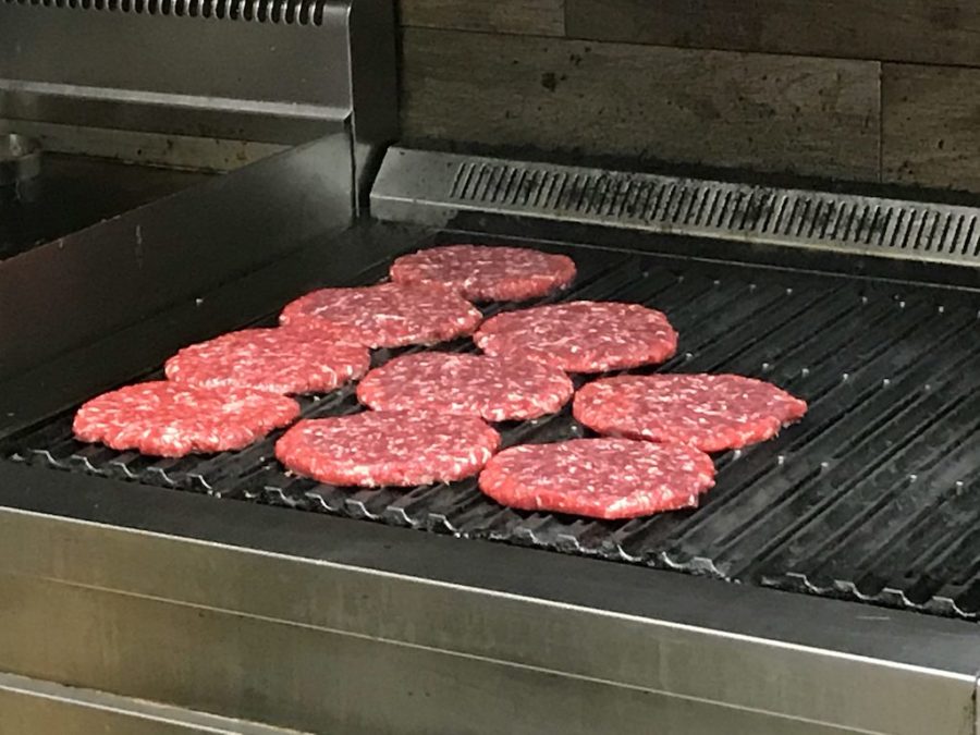 Patties beginnen auf dem Grill von Bonema's Burger zu brutzeln