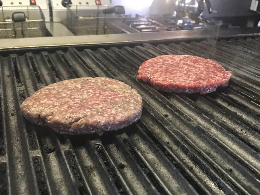 Frische Burger Patties auf dem Grill bei Eat a Cut Stuttgart