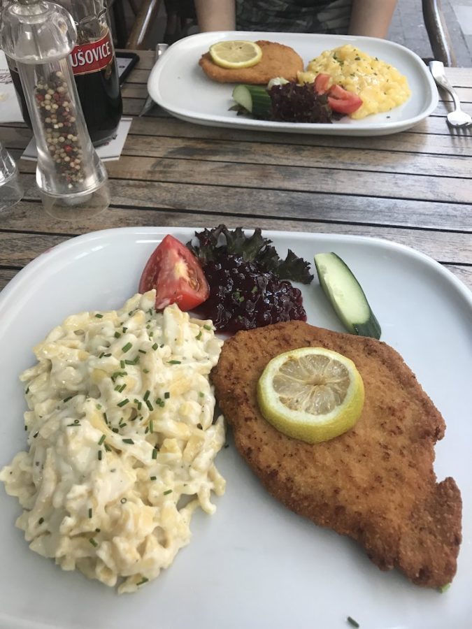 Mein Schnitzel mit Kässpätzle, auf der anderen Seite des Tisches das "normale" Schnitzel mit Kartoffelsalat im Arche Stuttgart
