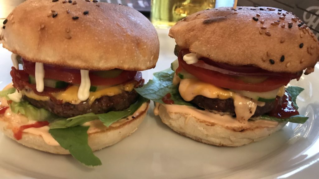 Cheeseburger und Bacon Burger mit jeweils 100 g im Oh my Burger Stuttgart