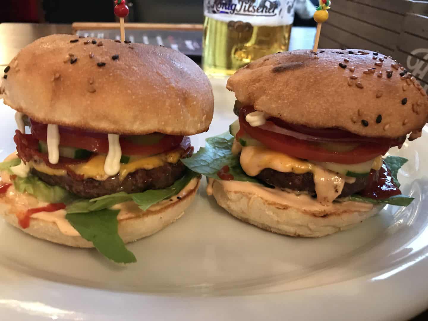 Cheeseburger und Bacon Burger mit jeweils 100 g im Oh my Burger Stuttgart