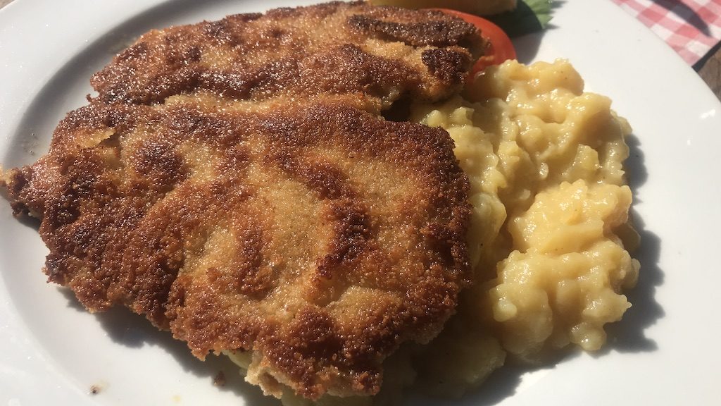 Schnitzel mit Kartoffelsalat als Mittagstisch im "Zur Sattlerei" in Stuttgart - Bad Cannstatt