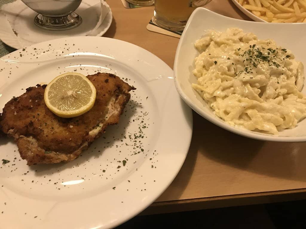 Cordon Bleu mit Kässpätzle im Alten Hasen in Bad Cannstatt