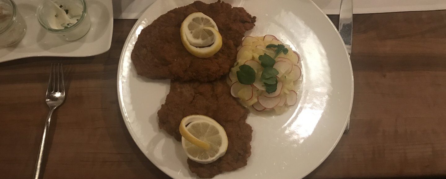 Wiener Schnitzel mit Kartoffel-Gurken-Salat im Restaurant "Zum Hirschen" in Fellbach