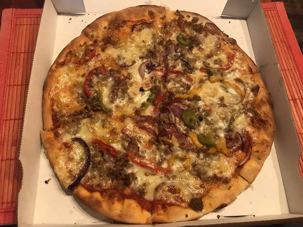 Pizza Salami, Schinken, Hackfleisch, Sucuk, Zwiebeln, Paprika und Mozzarella zusätzlich von La Perla Stuttgart