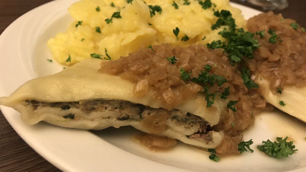 Leckere Maultaschen mit geschmlezten Zwiebeln und Kartoffelsalat im Rudolfs Stuttgart