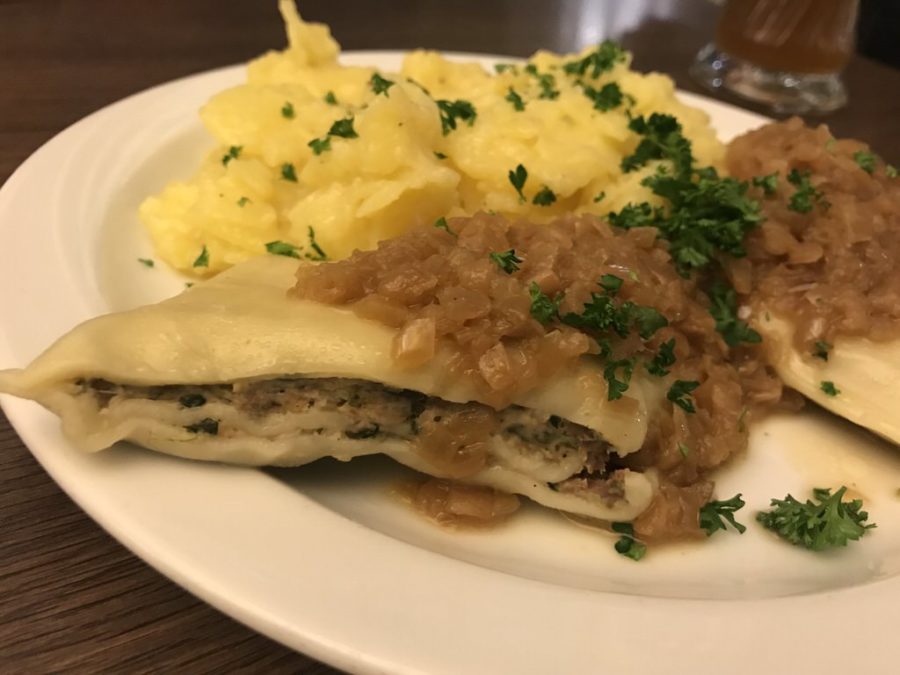 Leckere Maultaschen mit geschmlezten Zwiebeln und Kartoffelsalat im Rudolfs Stuttgart