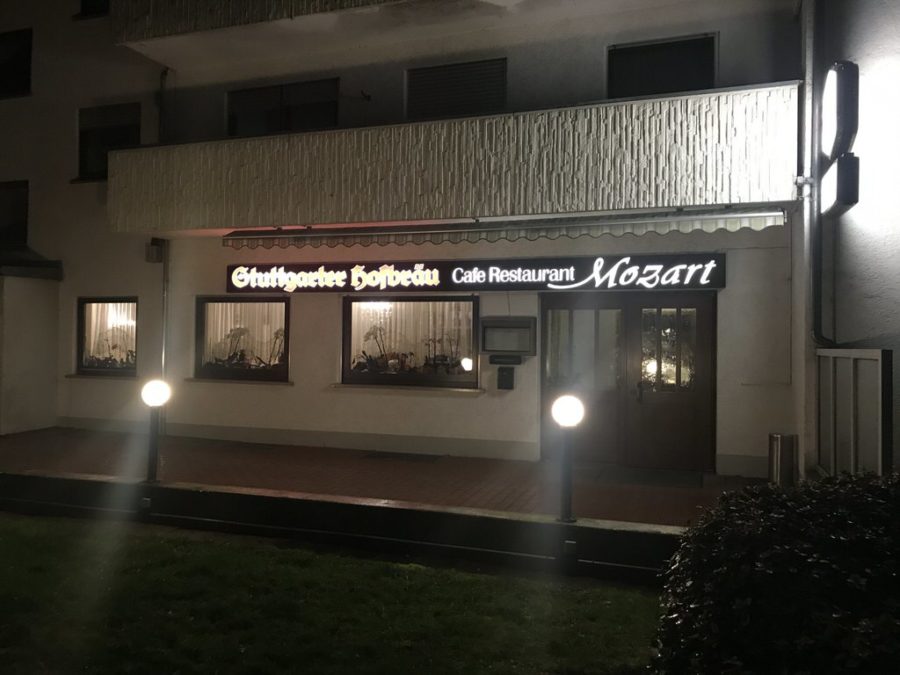 Das Restaurant Mozart in Zuffenhausen von außen bei Nacht