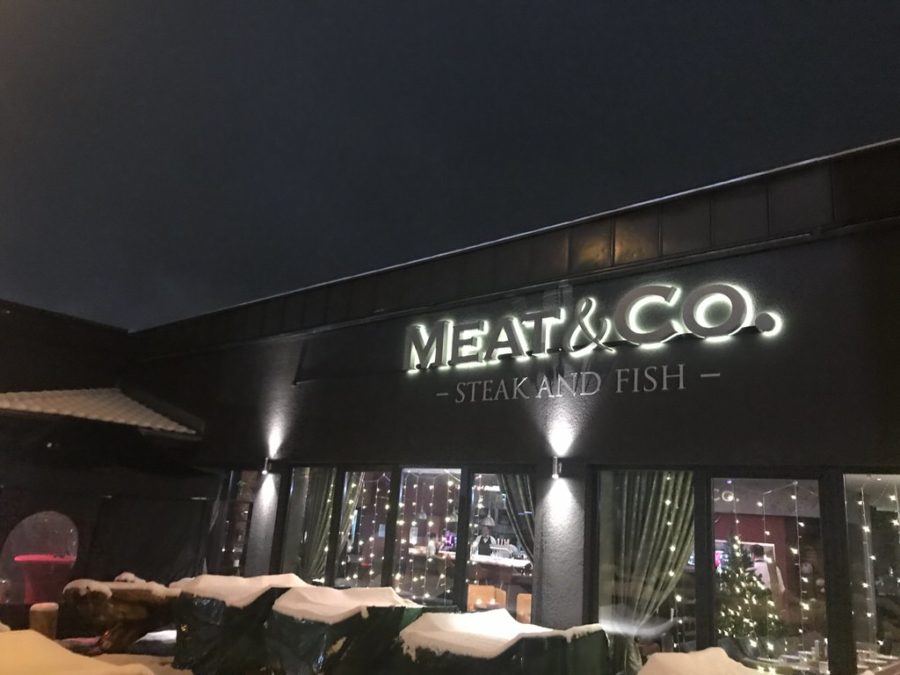 Das MEAT & Co. von außen im Dunklen