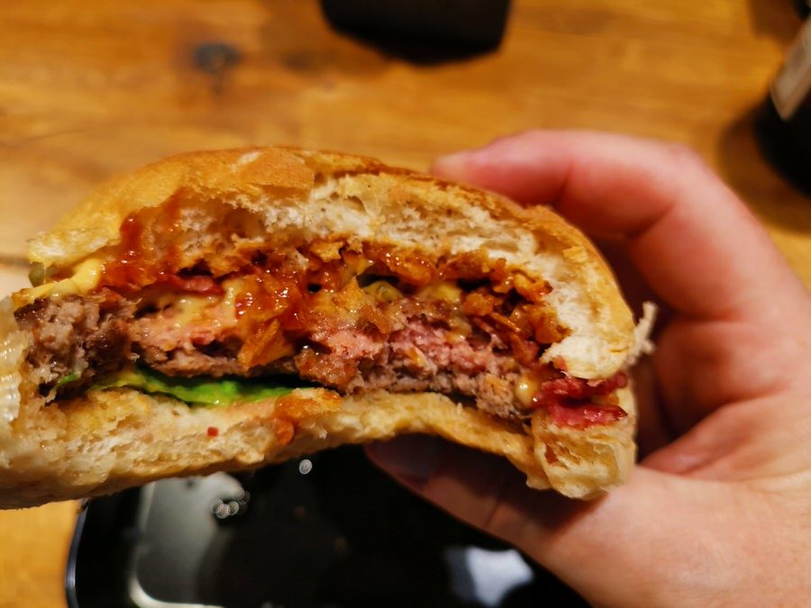 Angebissener BBQ Bacon Burger mit Käse: medium!