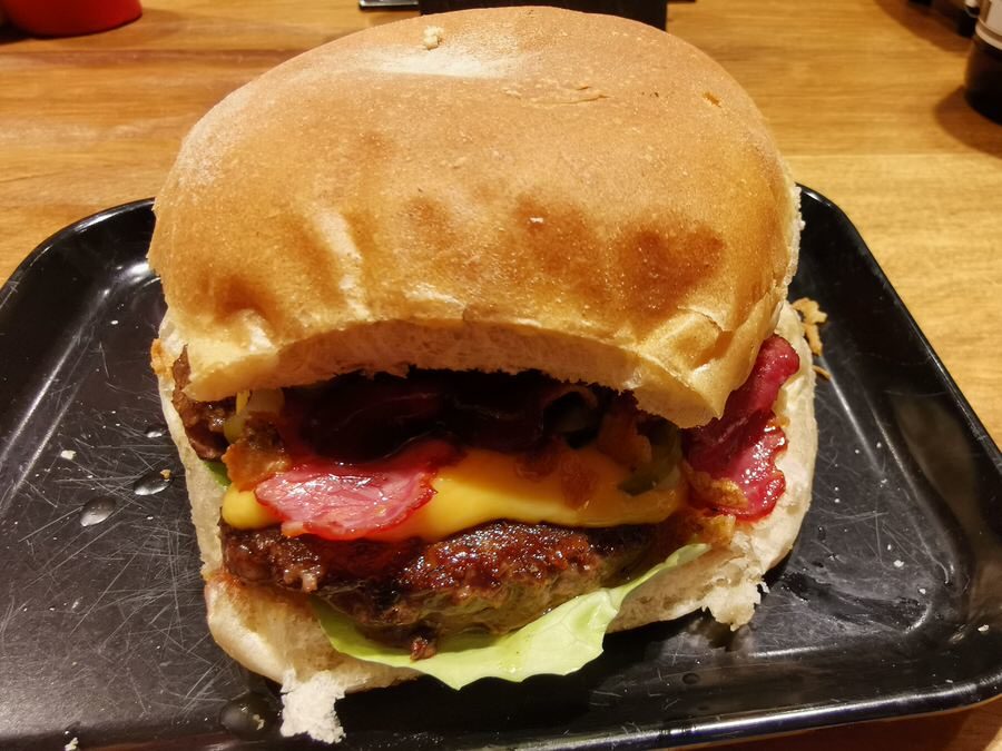 handmade BBQ Bacon Burger mit Käse im POP's Burger Bad Cannstatt