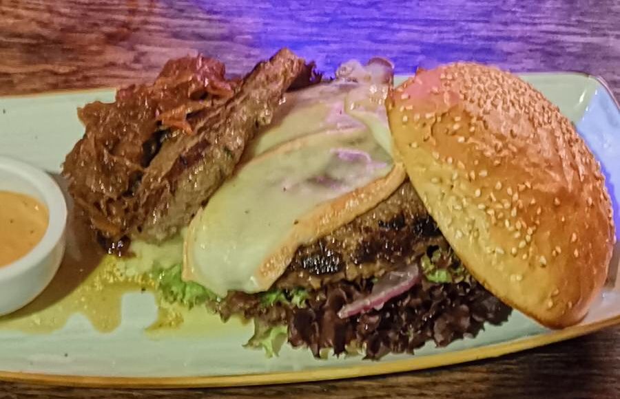 Der "Lecker Royal" Burger normal mit einem zusätzlichen kleinen Patty und Tallegiokäse