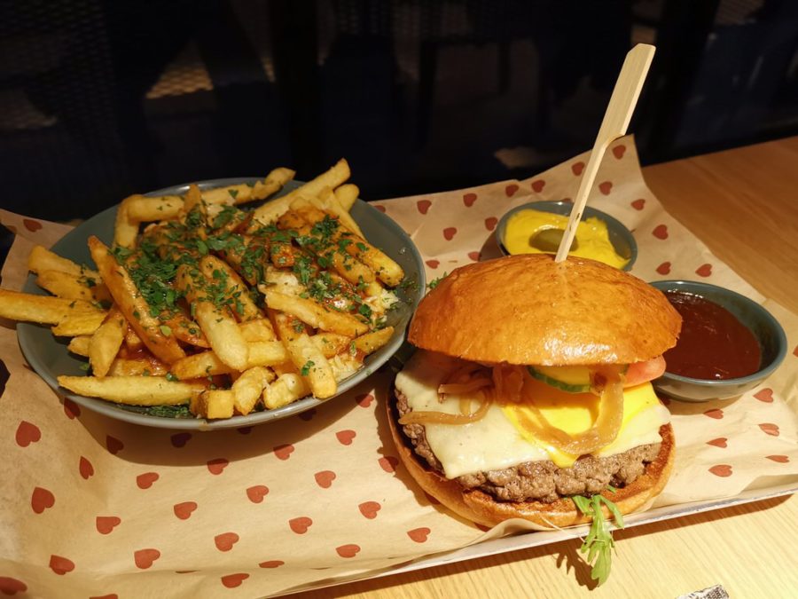 Triple Cheese Burger und Poutine im Burgerheart Stuttgart