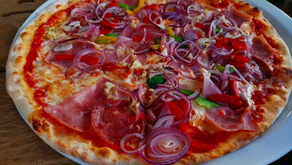 Pizza im Luigi's: Salami, Schinken, Paprika, Zwiebeln, Knoblauch