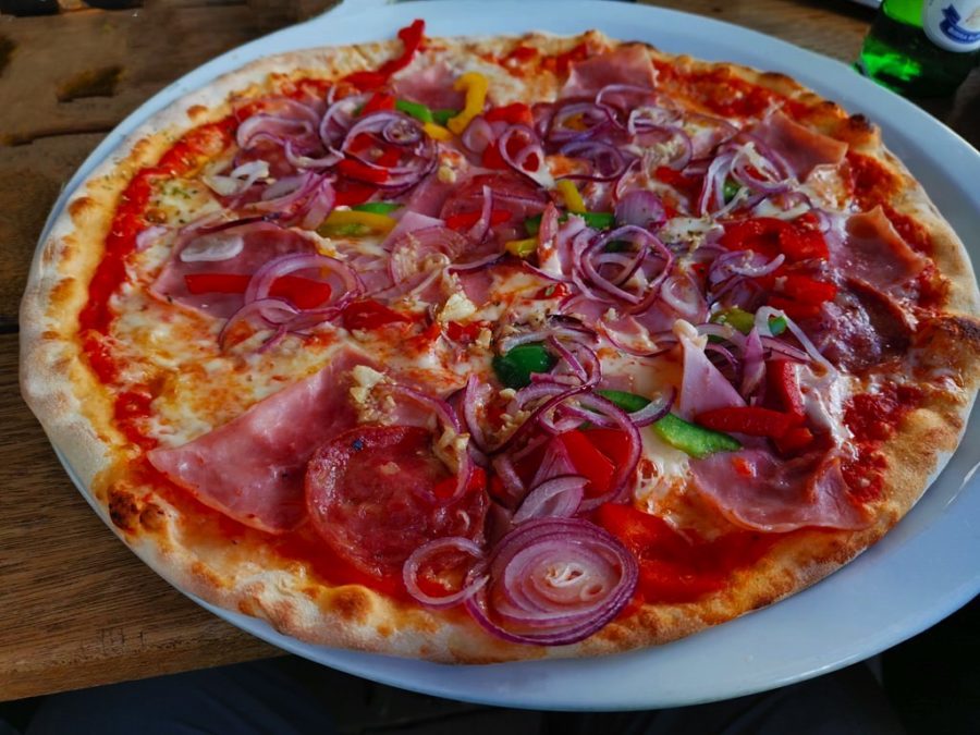 Pizza im Luigi's: Salami, Schinken, Paprika, Zwiebeln, Knoblauch