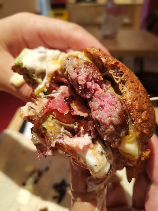 Perfekt medium gebrater Burger im LowCarb & Cheaters Stuttgart