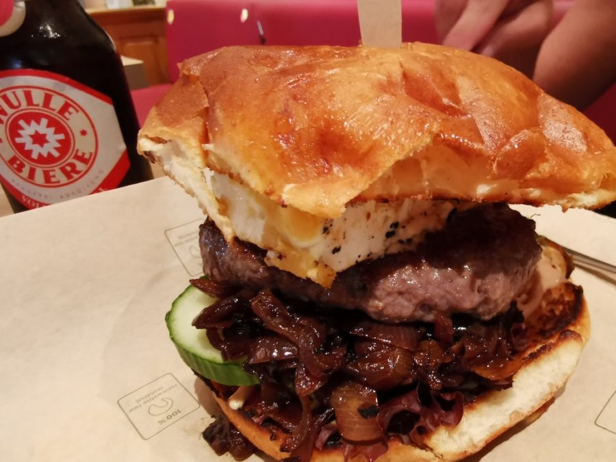 White Heaven Burger im Brioche Bun mit Feta im LowCarb & Cheaters Stuttgart