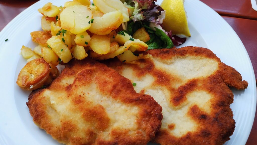 Paniertes Schnitzel vom Staufer Schwein mit Bratkartoffeln im Gasthof Riedsee