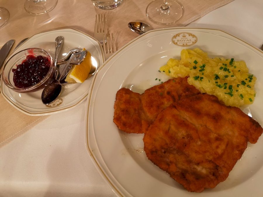 Wiener Schnitzel mit Kartoffelsalat und Preiselbeeren im Hotel Restaurant Royal Stuttgart
