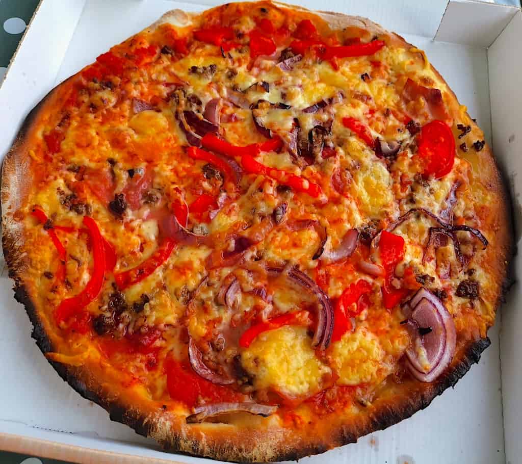 Pizza Napoletana (Paprika, Hackfleisch, Salami, Schinken, Speck, Käse, Knoblauch) mit extra Käse und Zwiebeln vom Pizza Service Laurita